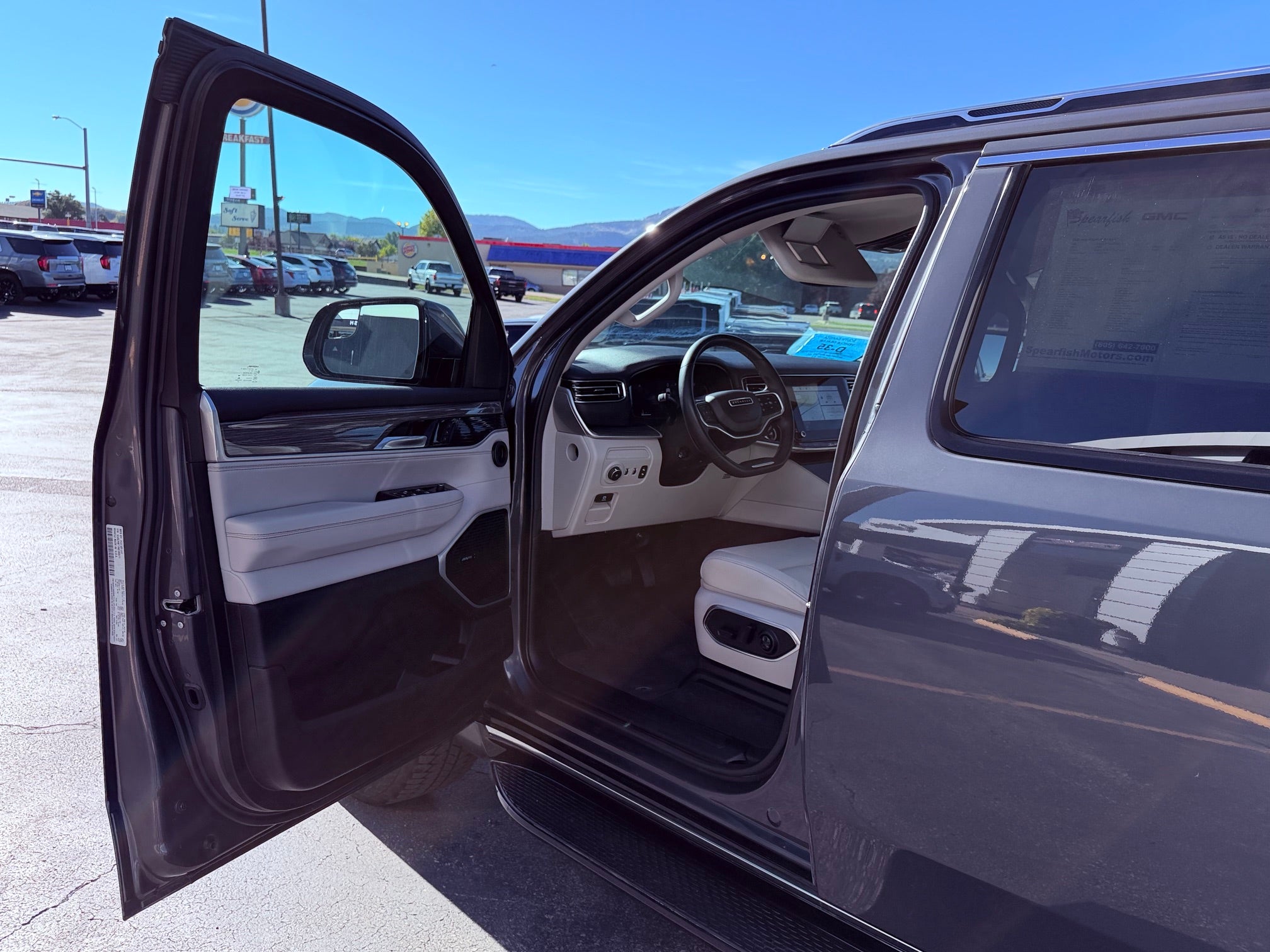 2022 Jeep Wagoneer Base