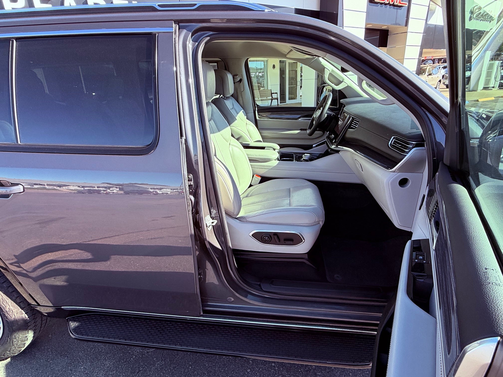 2022 Jeep Wagoneer Base