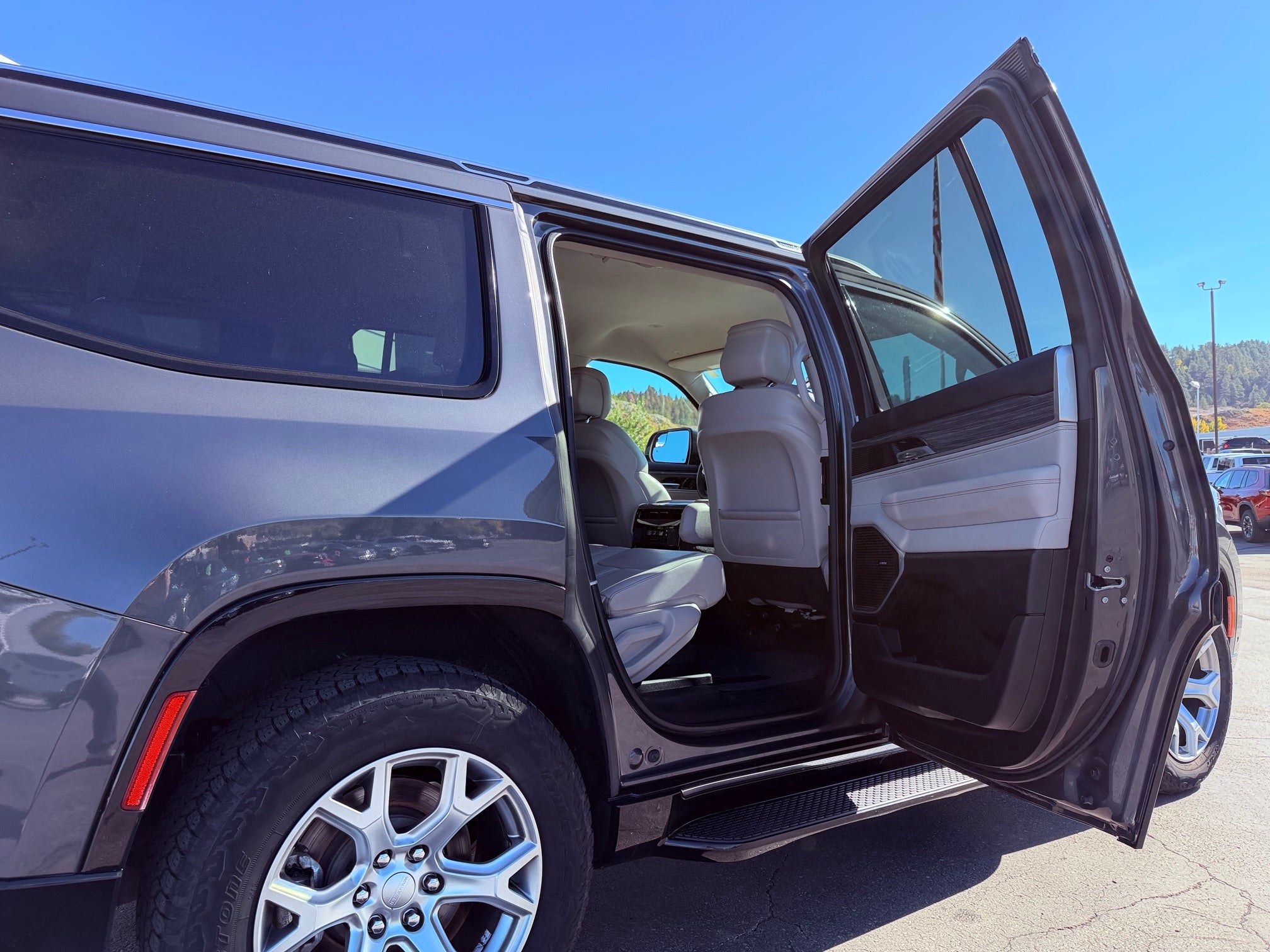 2022 Jeep Wagoneer Base