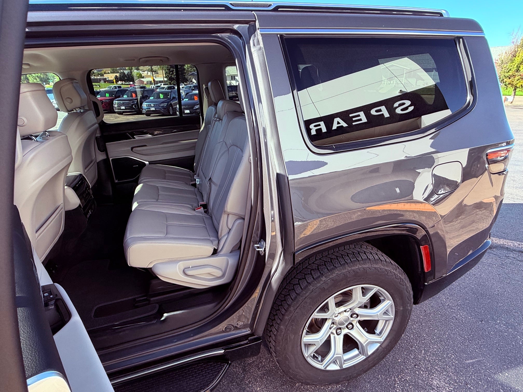 2022 Jeep Wagoneer Base