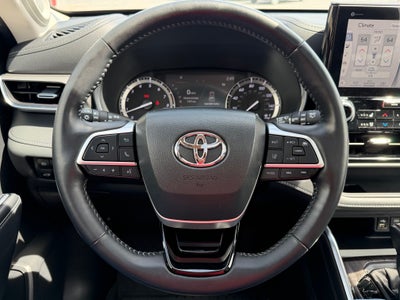 2022 Toyota Highlander Base